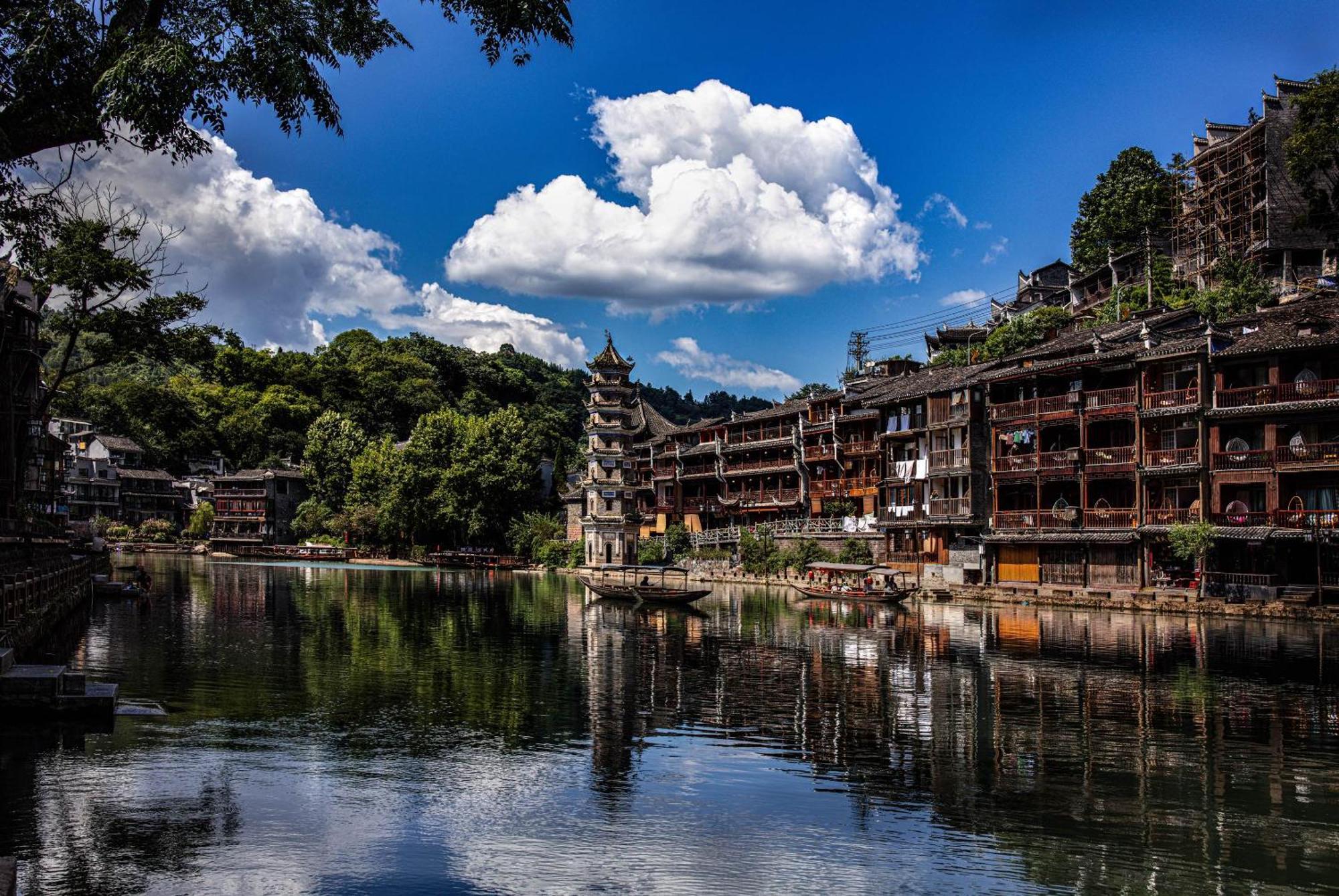 Dream In Fenghuang Apartment Exterior photo